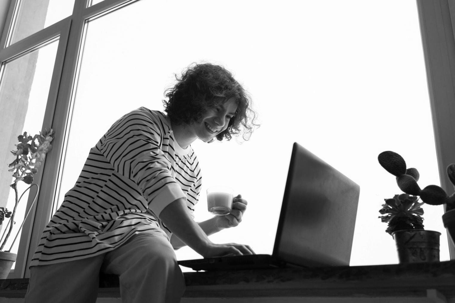 Modernes Büro mit kollaborativen Arbeitsbereichen bei quarilumexa